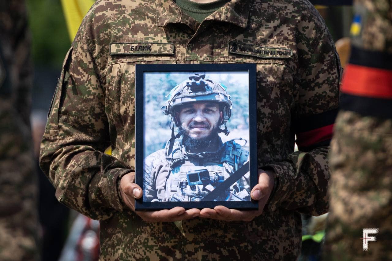 A soldier holds a picture of Denys Zeleniy on his funeral © Danylo Dubchak for Frontliner